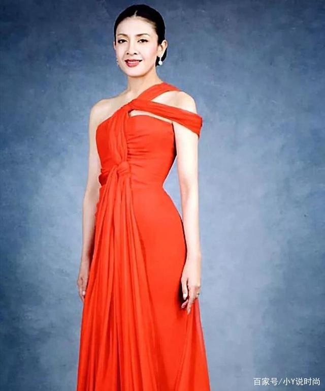 尤妮丝最新时尚魅力展示，引领新高度潮流之选